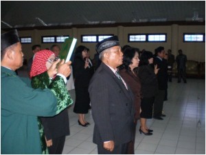 Pejabat Eselon III dan Eselon IV sebelum serah terima jabatan pejabat lama kepada pejabat baru dalam lingkungan Unversitas Palangka Raya, di ambil sumpahnya di aula Rahan, Rabu (17/2).
